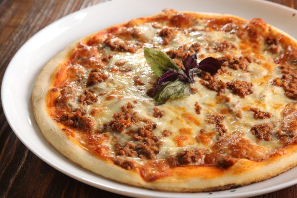 Pizza à la viande parfumée chez Pizza 13 Ouaga